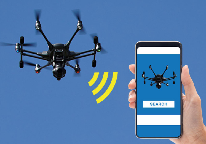飛行しているドローンと、ドローンと通信しているスマートフォン