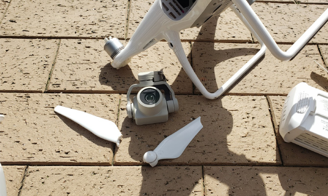 破損したドローン