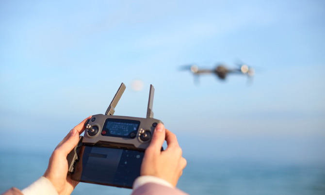 ドローンをケースから取り出している様子